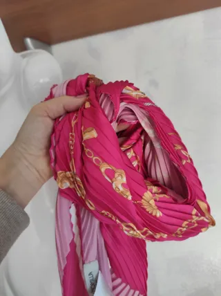 Foulard plissettato con catene oro