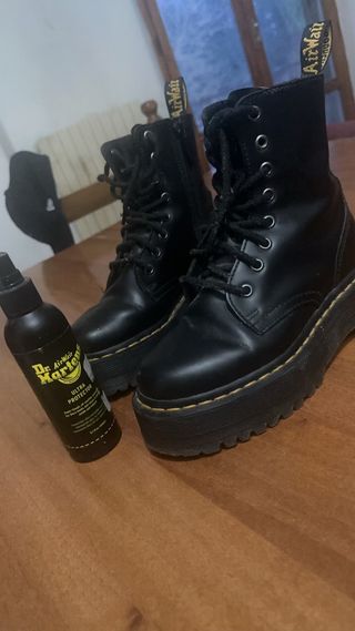 Stivaletti Dr. Martens neri con spray per pulirli