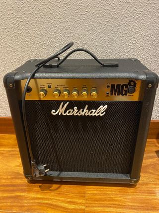 Guitarra Eléctrica Cort + Amplificador Marshall