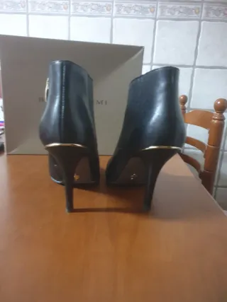 Botines Bruno Premi Negros con Detalles Dorados