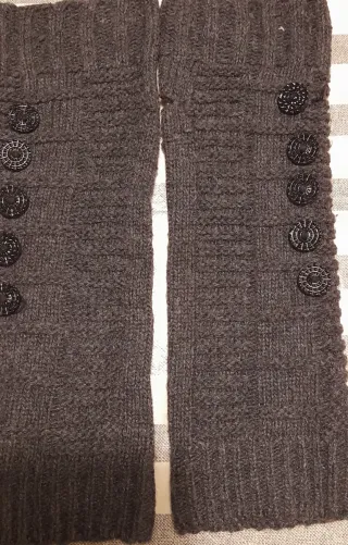 Scaldabraccia in lana con bottoni