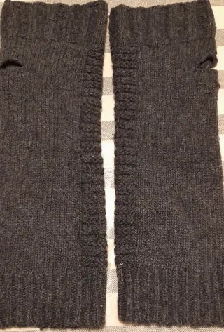 Scaldabraccia in lana con bottoni