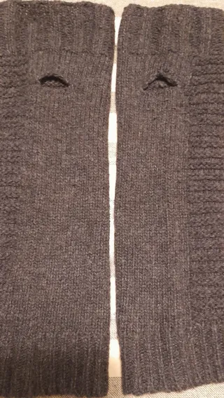 Scaldabraccia in lana con bottoni