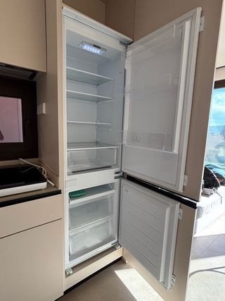 Cocina completa beige y con acabados en negro