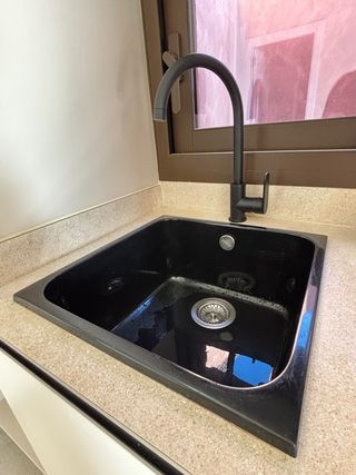 Cocina completa beige y con acabados en negro