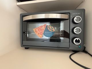 Cocina completa beige y con acabados en negro