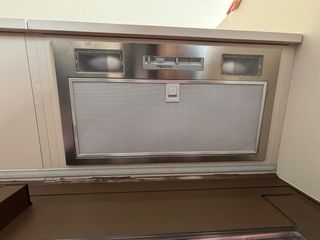 Cocina completa beige y con acabados en negro