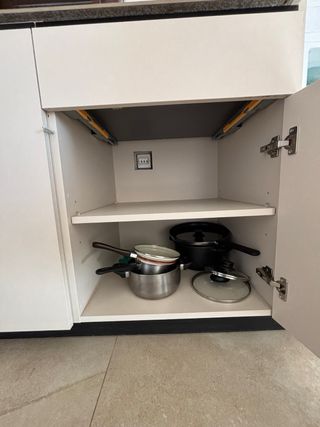 Cocina completa beige y con acabados en negro