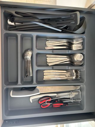 Cocina completa beige y con acabados en negro