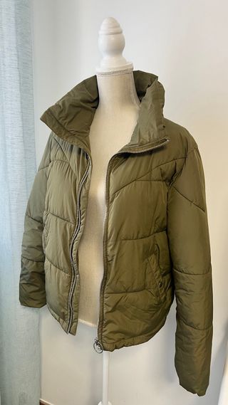 Chaqueta acolchada Bershka verde oliva