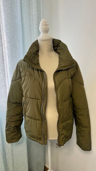Chaqueta acolchada Bershka verde oliva