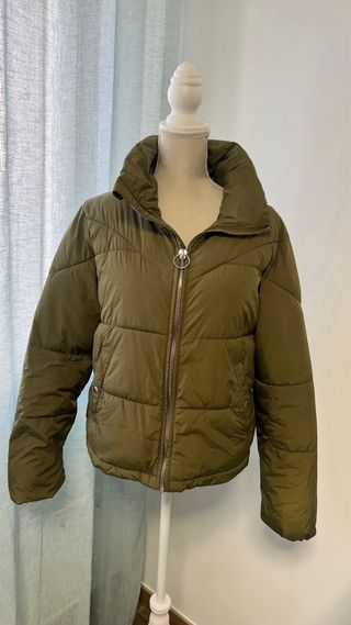 Chaqueta acolchada Bershka verde oliva