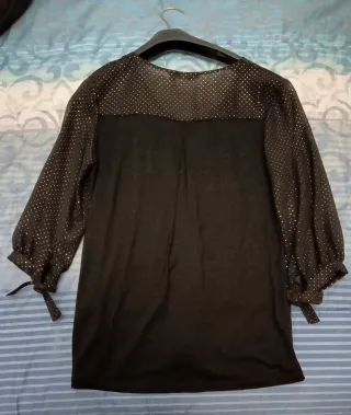 Camiseta fiesta negra con topos dorados a estrenar