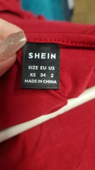 Vestido largo Shein rojo, va mejor con talla S y M