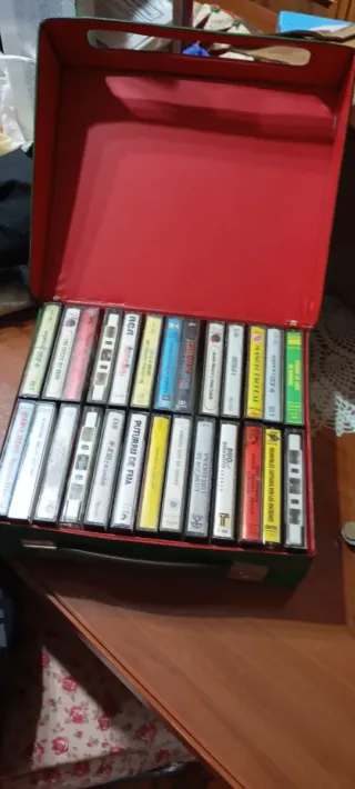 Porta cassettes con 40 cintas originales