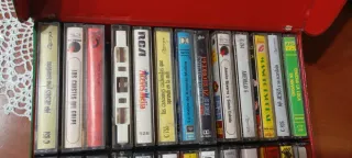 Porta cassettes con 40 cintas originales