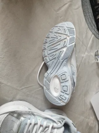 Zapatillas deportivas plateadas y blancas