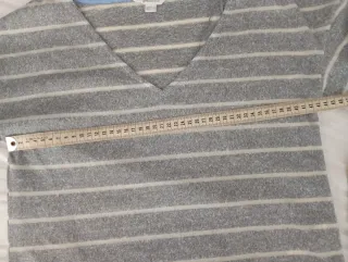 Jersey gris con efecto superposición