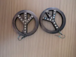 Pendientes Madera Símbolo Paz con Brillantes