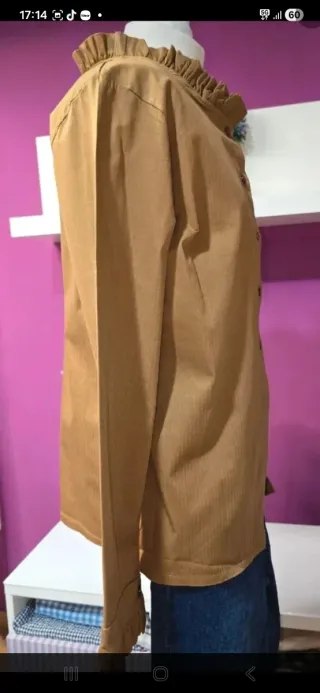 Camisa camel cuello y puños con tablitas