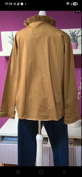 Camisa camel cuello y puños con tablitas