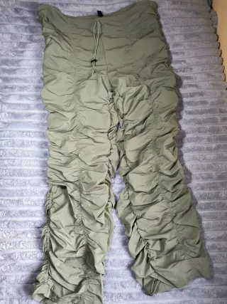 Pantalón verde oliva efecto arrugado