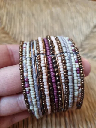 Pulsera boho abalorios multicolor y dorada