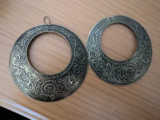 Pendientes grandes dorados con enganche