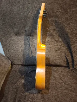 Guitarra antigua pequeña