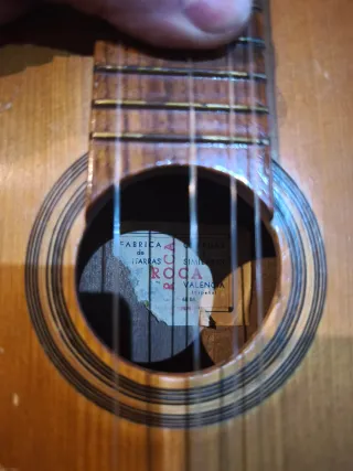 Guitarra antigua pequeña