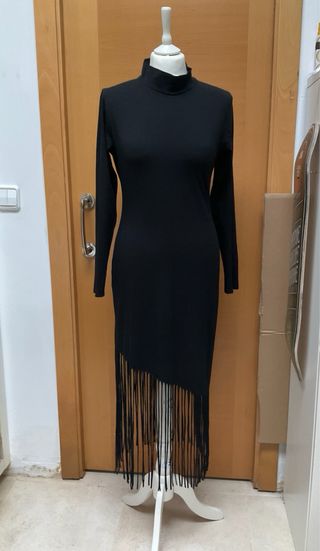 Vestido negro largo con flecos