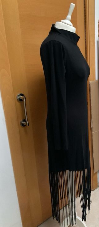 Vestido negro largo con flecos