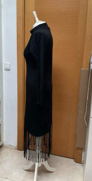 Vestido negro largo con flecos