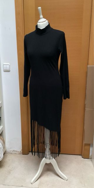 Vestido negro largo con flecos