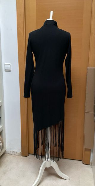 Vestido negro largo con flecos
