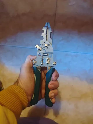 Alicates Electricista Multifunción