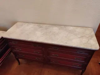 Muebles de dormitorio: cómoda y mesitas