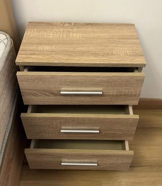 Mesita de noche de madera