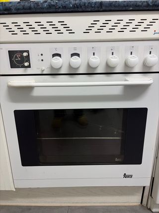 Cocina de gas y horno Teka.