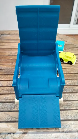 Camión de juguete con remolque y coches