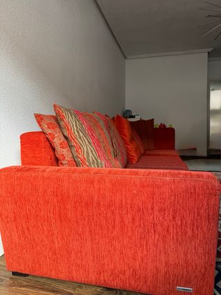 Sofá de 3 plazas grande color rojo bastante grande