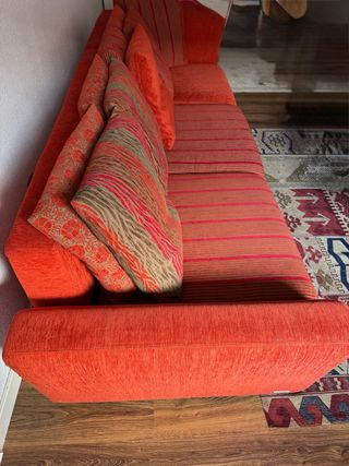 Sofá de 3 plazas grande color rojo bastante grande