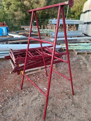 Caballete metálico rojo