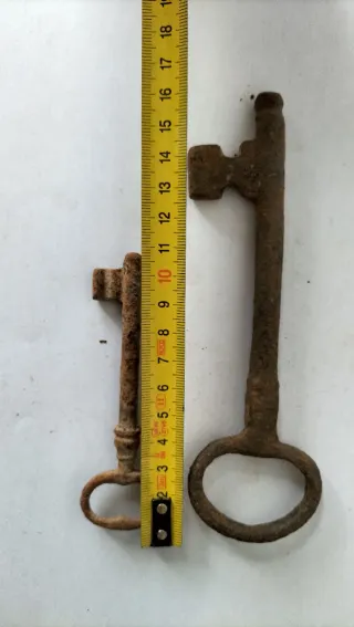 Lote 2 grandi chiavi antiche