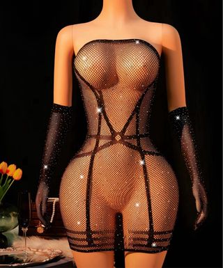 Vestido mini transparente con pedrería y guantes