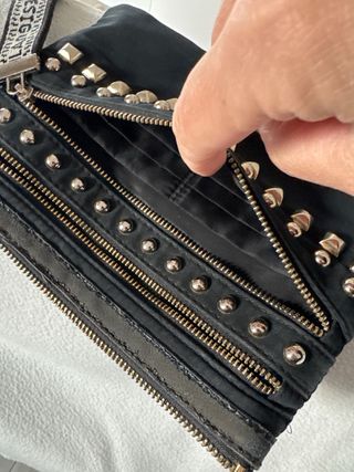 Monedero Desigual Negro con Tachuelas Doradas