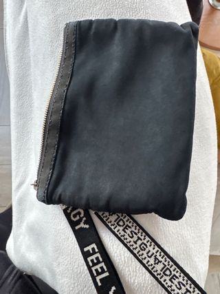 Monedero Desigual Negro con Tachuelas Doradas