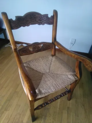 Sillón de madera tallada con asiento de enea