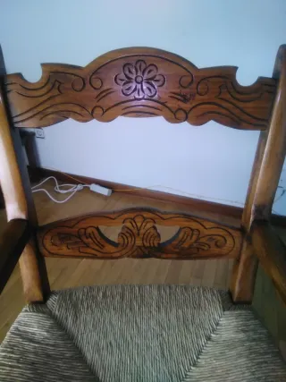 Sillón de madera tallada con asiento de enea