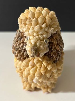 Figura caniche hecho con caracolas 1960